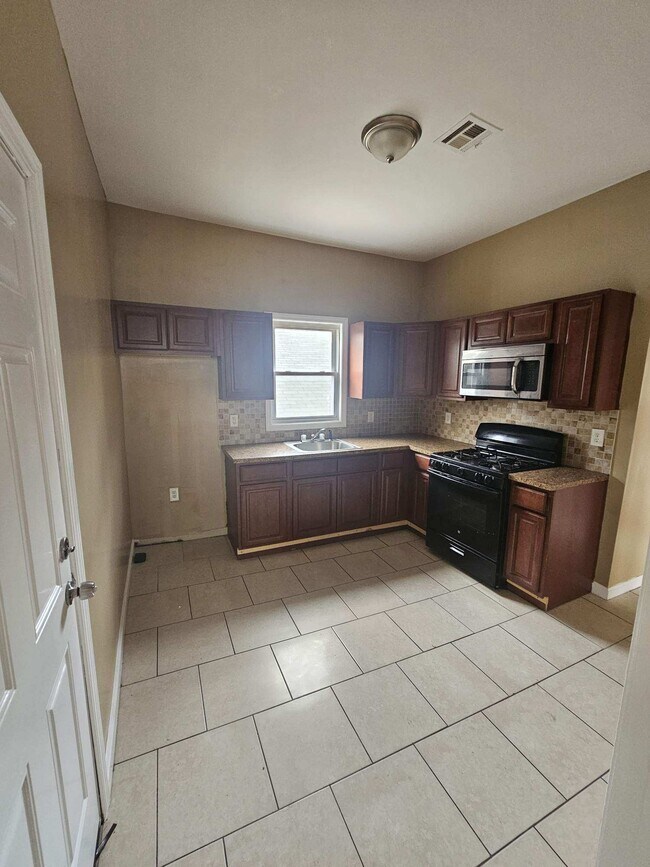Kitchen - 31 Stuyvesant Ave