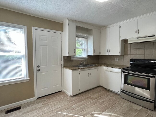 Building Photo - 3 bedroom near Riverside!