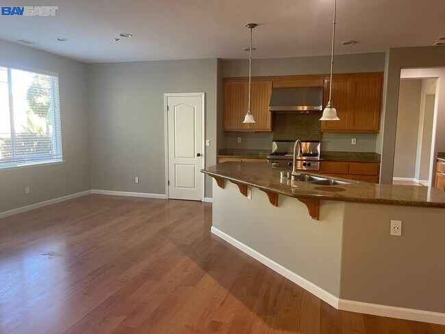 Building Photo - 489 Lakeview Dr