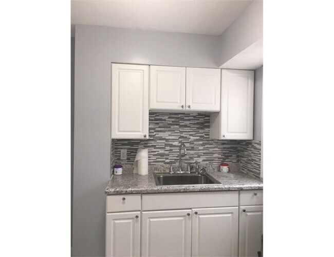 Foto del edificio - Renovated 2 bdr/1 bath duplex across from ...