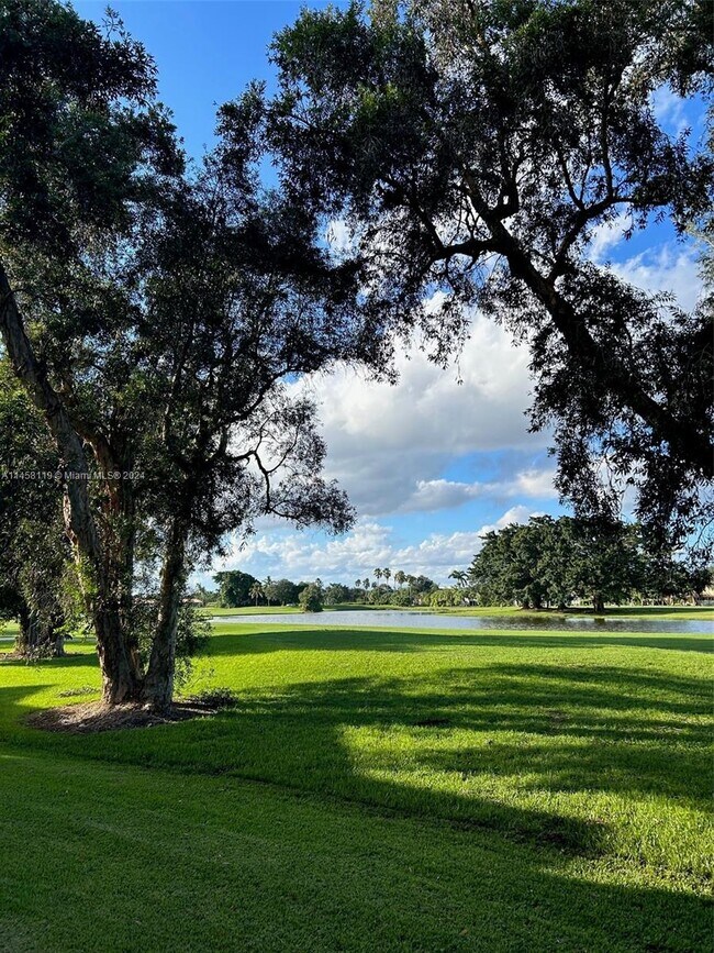 Foto del edificio - 16175 Golf Club Rd