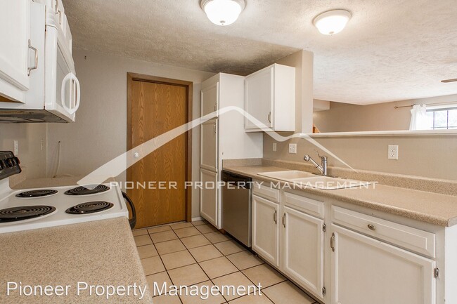 Building Photo - 2 br, 2.5 bath House - 9351 Gray St.