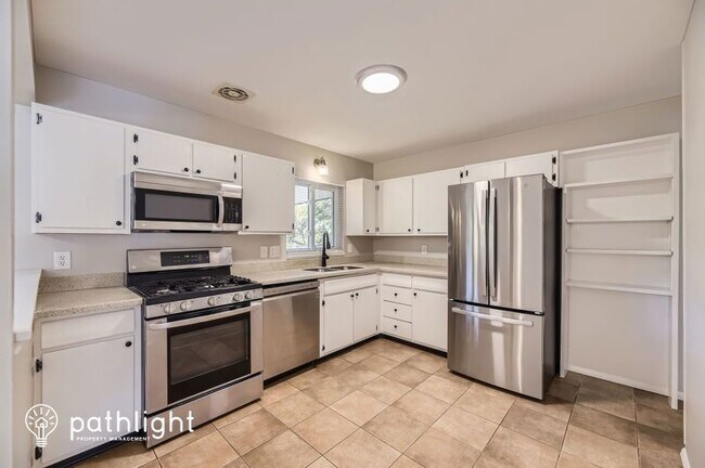 Building Photo - 984 S Vivian Ct