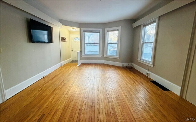 Foto del edificio - 1322 E Genesee St