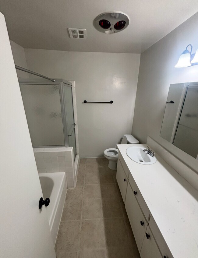 Building Photo - 1626 N Poinsettia Pl