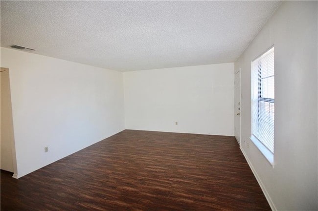 Building Photo - 511 W Oak St