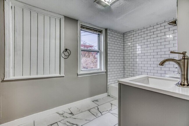 Building Photo - Apartment in Upper Fells Point, Baltimore, MD!