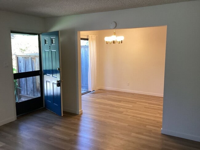 Building Photo - Beautiful Capitola Condo minutes from Capitola Village!