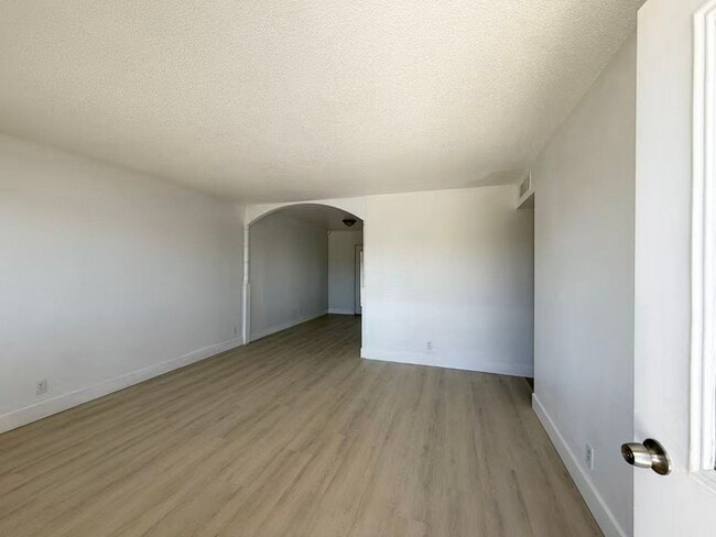 Building Photo - Refreshed Single-Story Home