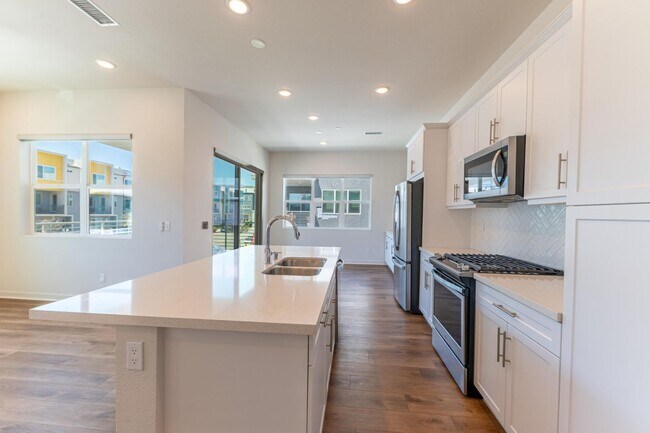 Building Photo - Otay Ranch  3 bd /2 ba Newer Condo w Garage, Laundry + More!