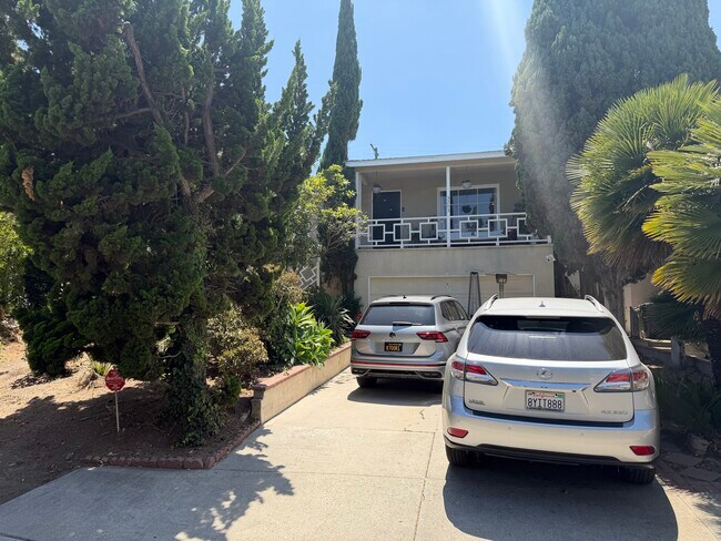 Entrada para vehículos con cochera para 2 autos - 3283 Kelton Ave