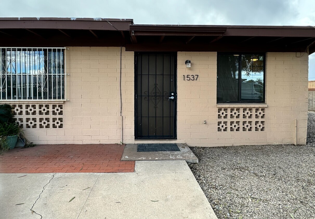 Primary Photo - 1537 W Roger Rd