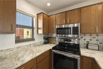 Building Photo - 801 River Point Dr