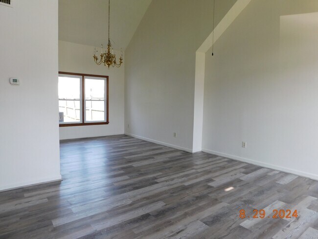 Building Photo - 1461 Thamesford Dr