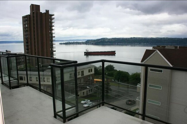 Building Photo - Newly Renovated Penthouse