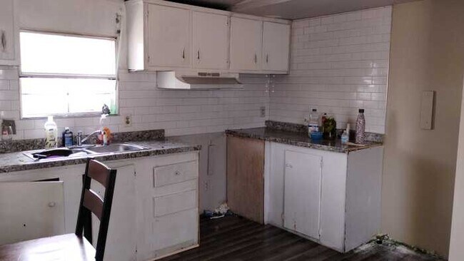 Building Photo - For sale ONLY** 1995 Fleetwood mobile home...
