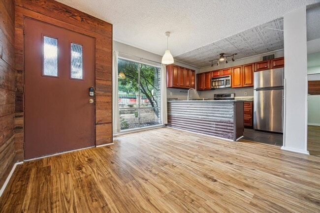 Building Photo - 1304 Mariposa Dr