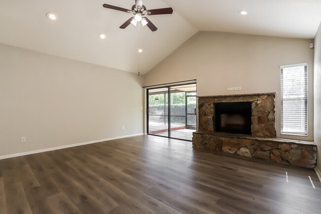 Foto del edificio - 16130 Gardendale Dr