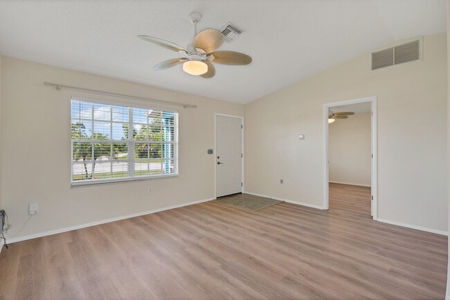 Foto del edificio - 6494 Rosewood Dr