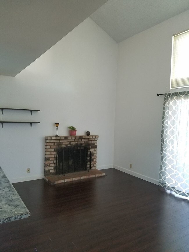 Building Photo - 3 br, 2 bath House - 2050 Davis Street