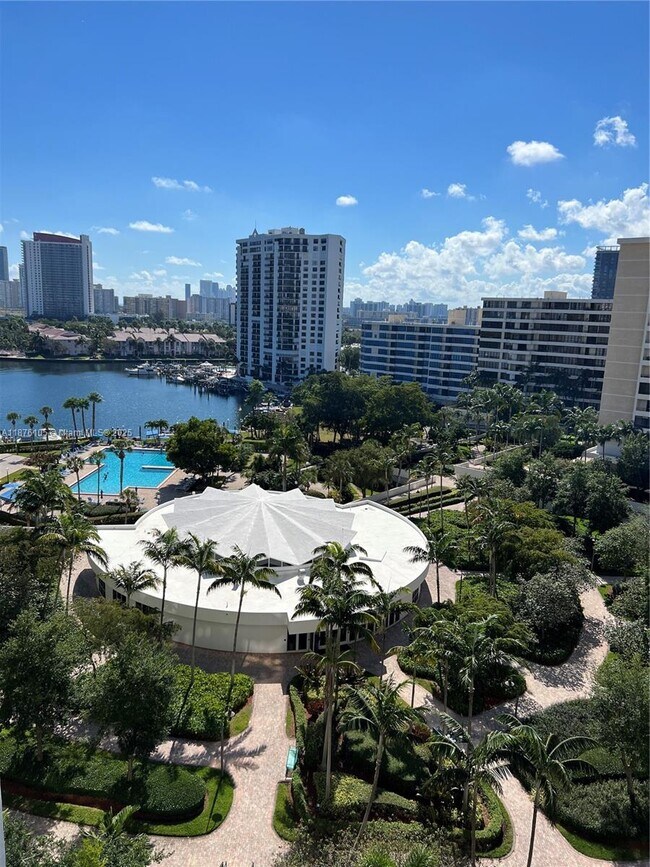 Foto del edificio - 2500 Parkview Dr
