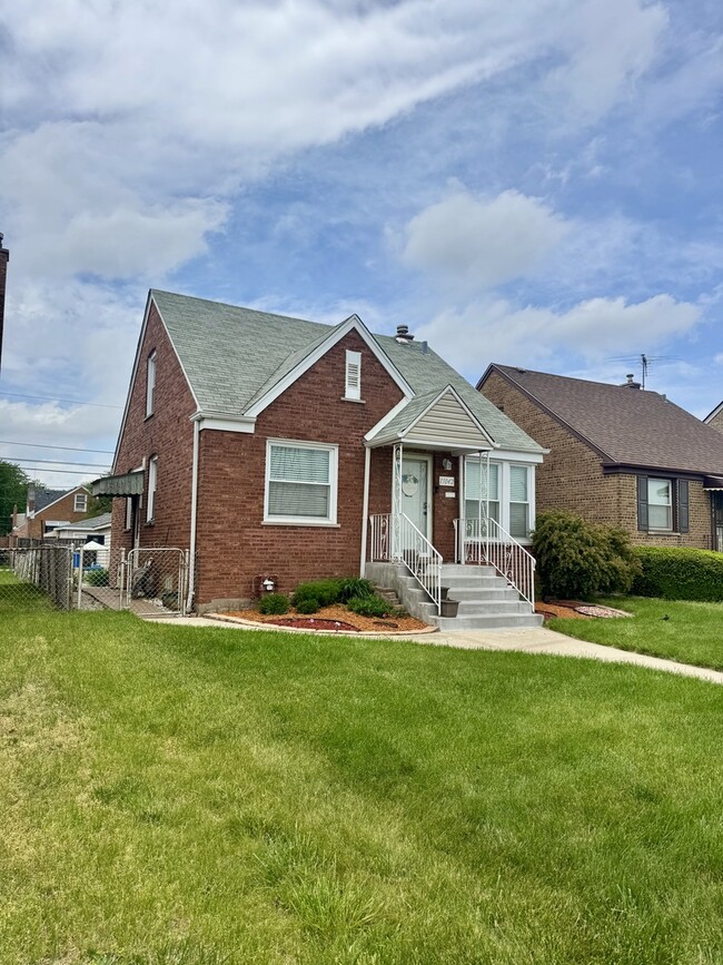 Building Photo - 11042 S State Line Rd