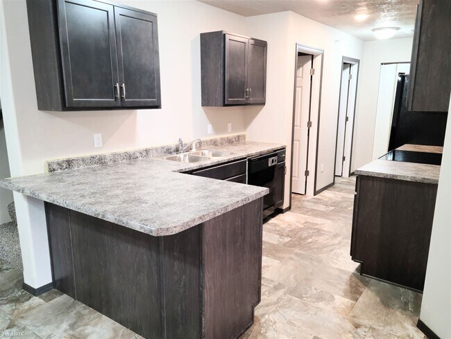 Building Photo - 2 br, 2.5 bath Townhome - Heritage Townhom...