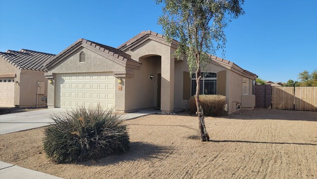 Foto del edificio - 4 bedroom in Goodyear!  All tile!