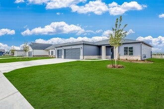 Building Photo - 1025 W Long Path Ct
