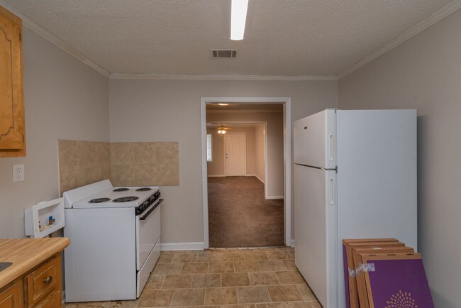 Building Photo - SECTION 8 ACCEPTED! $925- Cozy 2-Bedroom H...