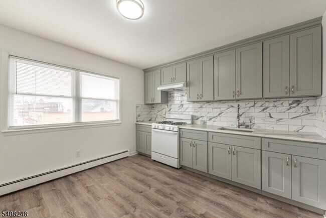 Foto del edificio - 20 Halsey Ave