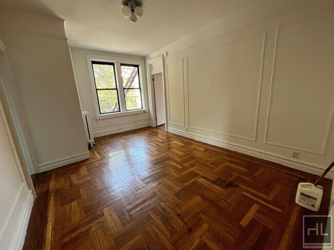 Building Photo - Must See Very Large 4/2 Now Available. E 6...