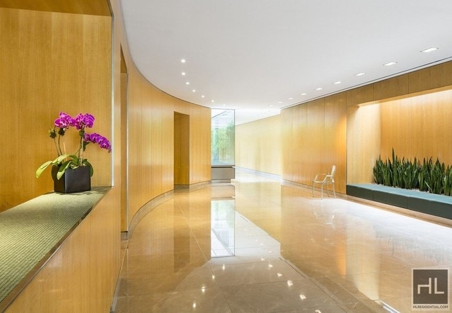 Building Photo - 360 W 43rd St