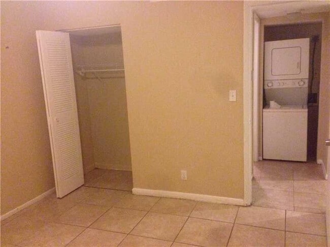 Building Photo - 3021 Riverside Dr