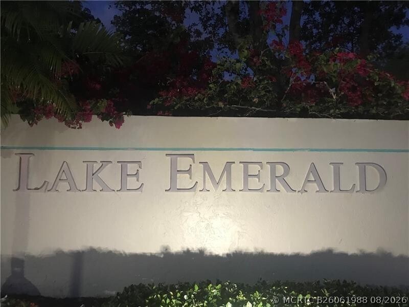 Foto del edificio - 111 Lake Emerald Dr