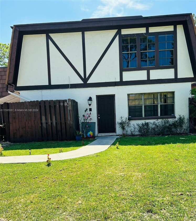 103 Weybridge Cir, Royal Palm Beach, FL 33411 Townhome Rentals in