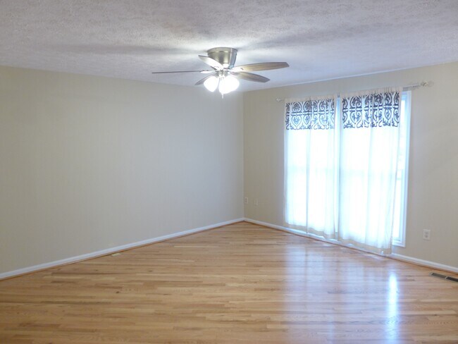 Building Photo - 423 Woodhill Dr
