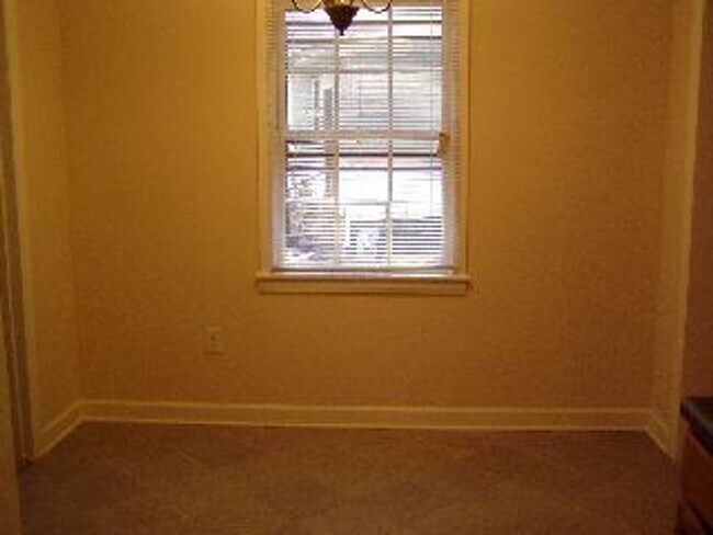 Building Photo - Cute One Level House with Eat-In Kitchen