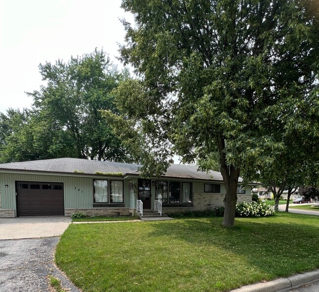 Building Photo - 541 N 109th St