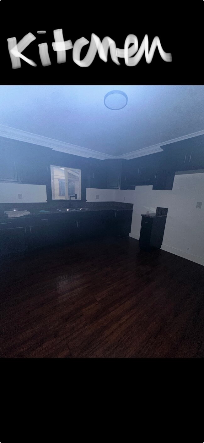 Building Photo - 613 W 48th St