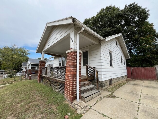 Foto del edificio - 2044 E Lincoln Ave