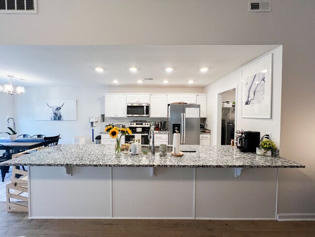 Foto del edificio - Single Family with a Fenced Backyard and a...