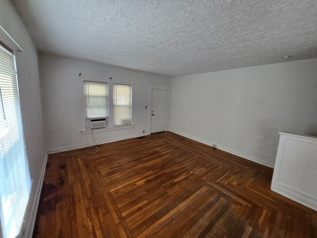 Foto del edificio - 1047 Murray Ave