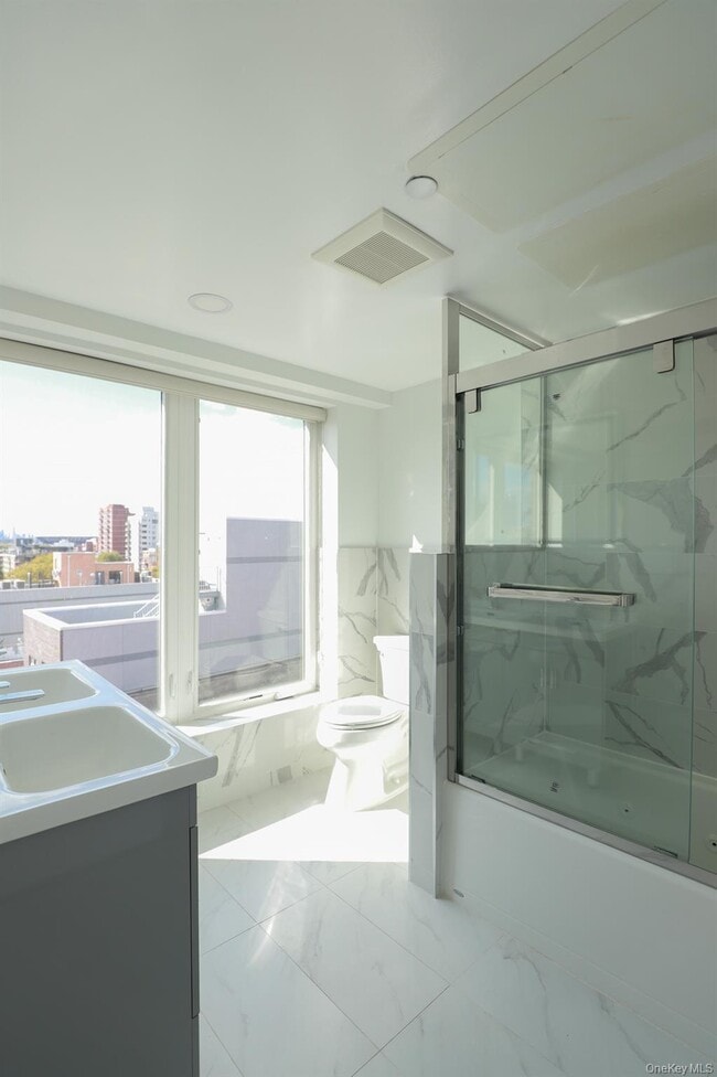 Foto del edificio - 42-78-78 Main St