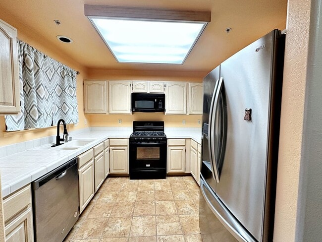 Building Photo - 1 MONTH FREE!!! 2 BEDROOM SINGLE STORY TOWNHOME 55+ COMMUNITY
