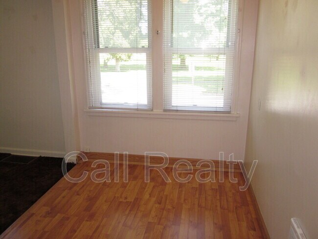 Building Photo - 1028 E Mission Ave