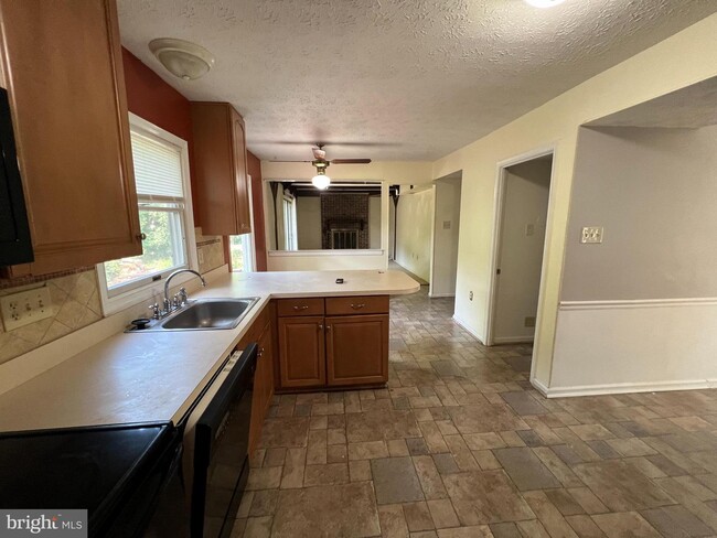 Building Photo - 9251 Hourglass Pl