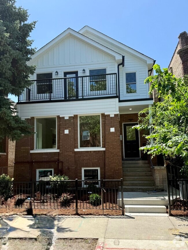 Building Photo - 3025 W Ainslie St