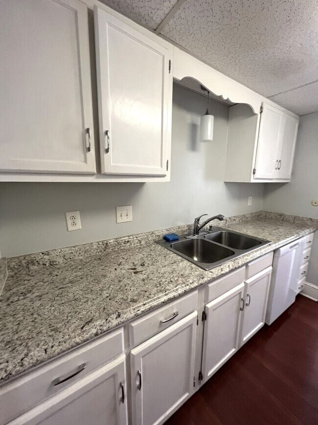 Building Photo - Adorable end unit town home in Stones Thro...