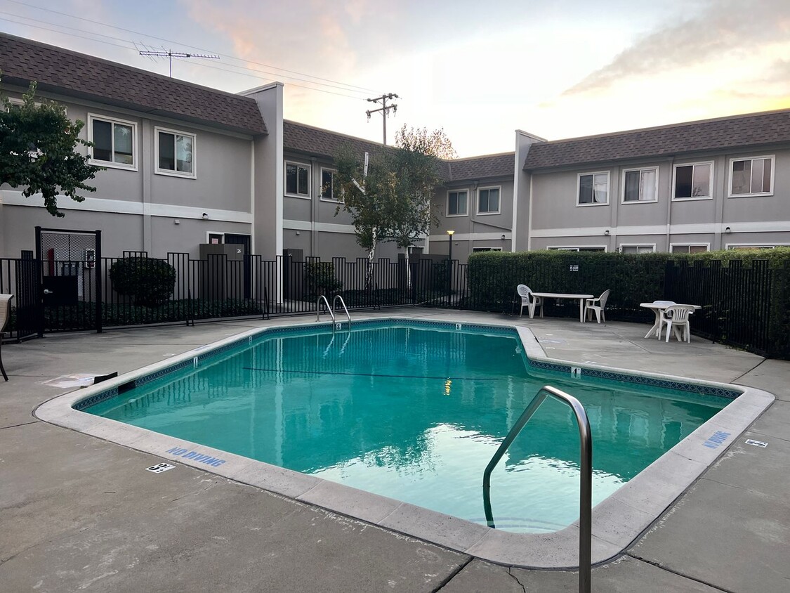 Foto principal - SUNNYVALE- 2 Bedroom 1.5 Bath Condominium ...